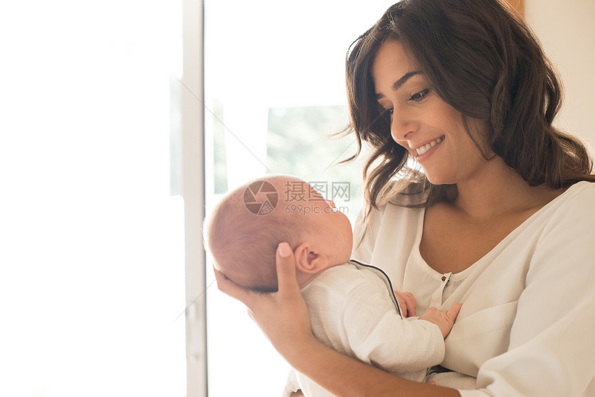 漂亮的女人抱着新生的婴儿图片