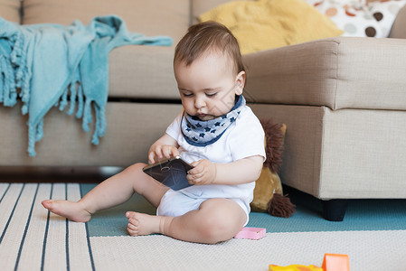 小婴儿玩智能手机技术成瘾图片