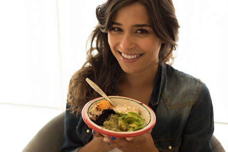 女人吃碗健康的超级食物高清图片