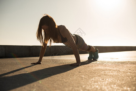 健身妇女夏季日落时运动图片