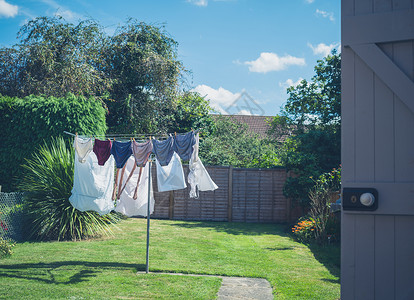 布草洗涤阳光明媚的夏天,花园里的洗衣干燥背景