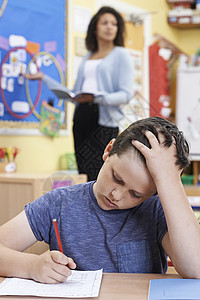 男小学生课堂上挣扎图片