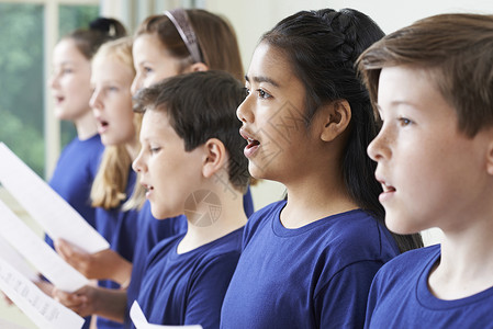 群学校的孩子合唱里唱歌背景图片