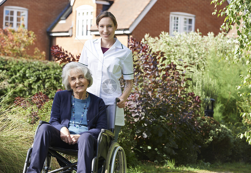 护理员推轮椅的老年女子的肖像图片