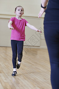 轻女孩老师上踢踏舞课图片