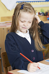 女小学生教室里患头虱高清图片