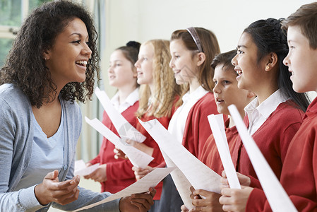学校合唱的孩子们受老师的鼓励背景图片