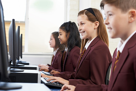 学生计算机穿着校服图片