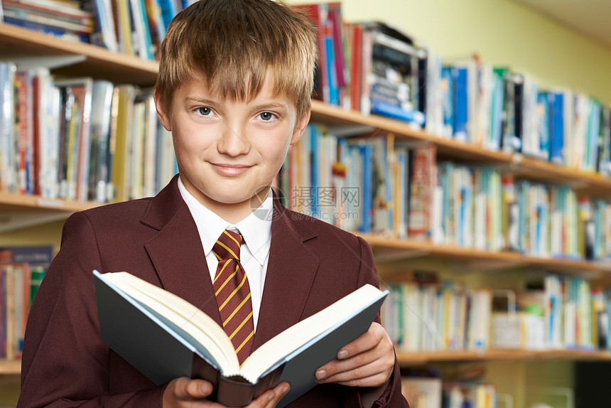 男孩穿着校服图书馆看书图片