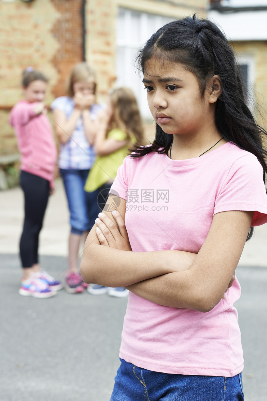 快乐的女孩被学校的朋友说闲话图片