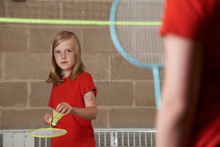 两个女孩学校健身房打羽毛球图片
