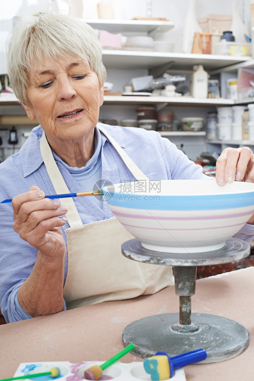 陶艺课老年女子装饰碗图片