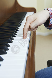 靠近孩子的手弹钢琴图片