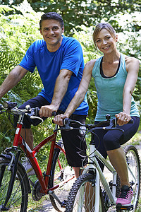 成熟的夫妇农村骑自行车图片
