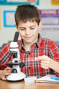 科学课用显微镜的男瞳孔背景图片