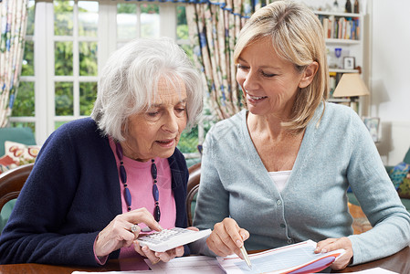 女邻居帮助老妇女掌握家庭经济图片