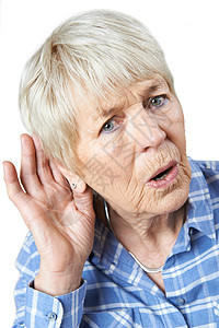 录音室拍摄的老妇女患耳聋图片