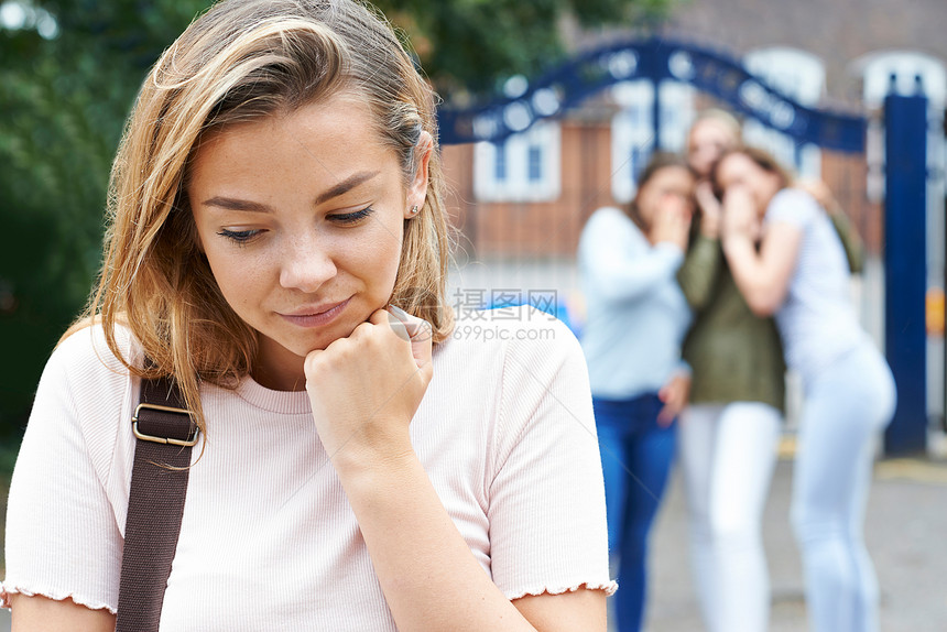 快乐的女孩被学校的朋友说闲话图片