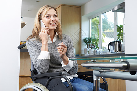 轮椅上的残疾妇女家用手机打电话图片