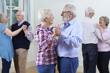 群老人享受舞蹈俱乐部图片