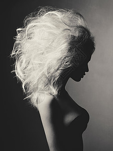 黑白时尚工作室肖像美丽的金发女人黑色背景图片
