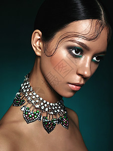 时尚工作室肖像美丽的亚洲女人与钻石项链时尚美丽完美的妆容图片
