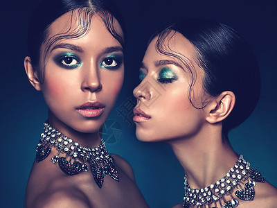 时尚工作室肖像两双胞胎美丽的亚洲妇女与钻石项链时尚美丽完美的妆容背景