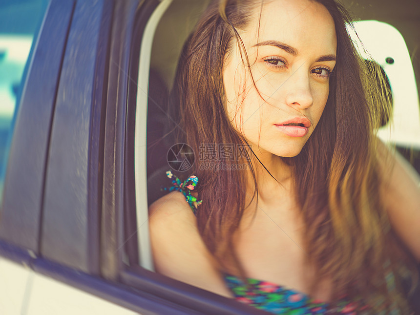 大气户外时尚肖像美丽的黑发女人汽车海滩上暑假旅行夏天的气氛图片