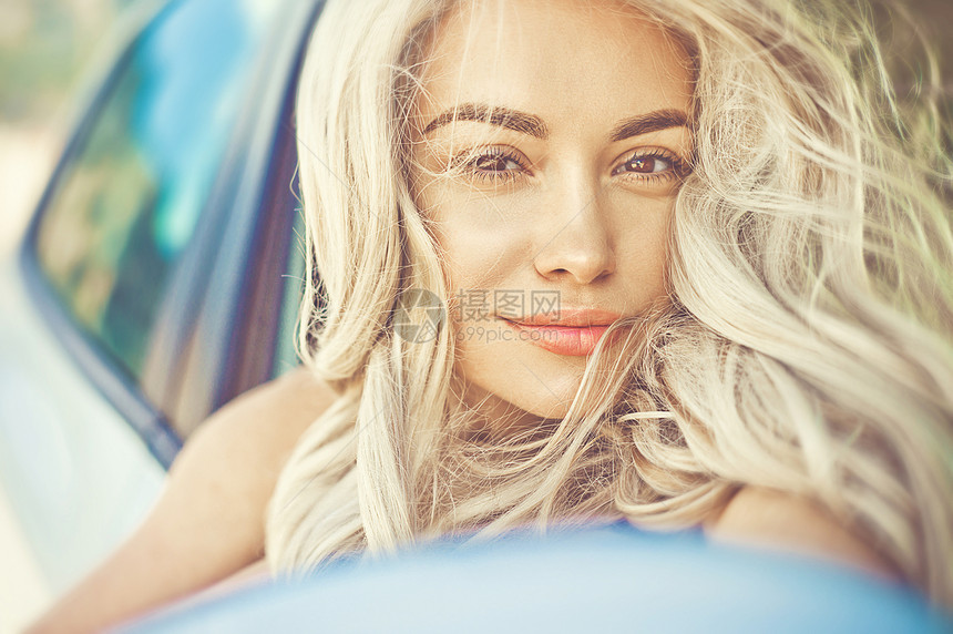 大气户外时尚肖像美丽的金发女郎汽车海滩上暑假旅行夏天的气氛图片