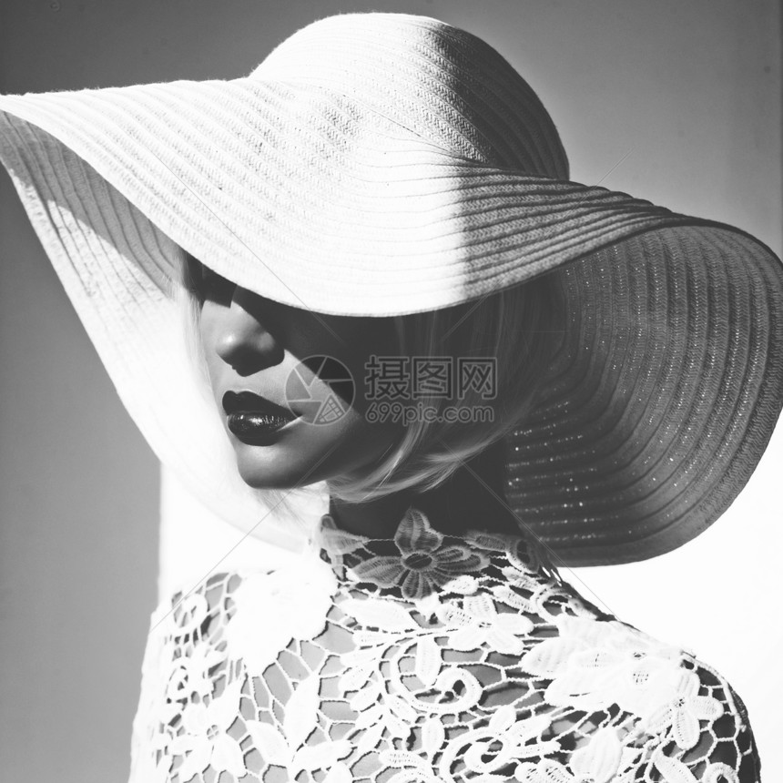 黑白户外时尚照片,轻美丽的女士戴着帽子太阳镜夏天的海滩旅行夏天的气氛图片