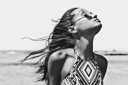 黑白户外时尚照片美丽的快乐女人海上海滩旅行夏天的气氛图片