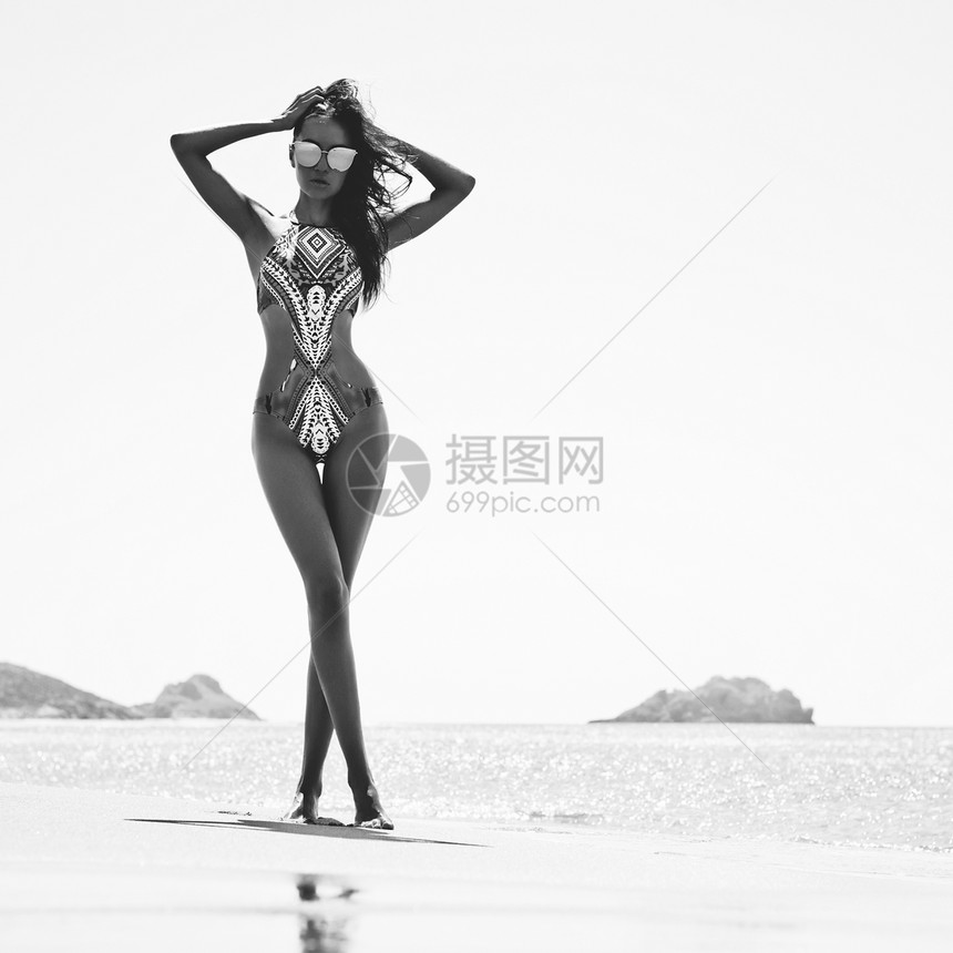 黑白户外时尚照片美丽快乐苗条的女人海上海滩旅行夏天的气氛图片