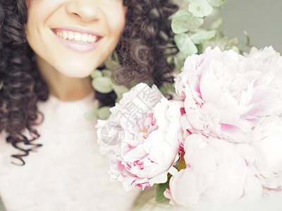 美丽微笑的女人粉红色牡丹的生活方式照片花礼物幸福快乐的情感图片