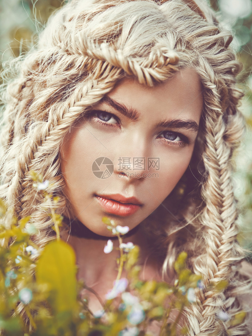 户外时尚肖像美丽的金发轻女孩,辫子发型春夏之交温暖的秋天青春新鲜图片