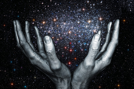 上帝的手握着太空中的恒星星系图片