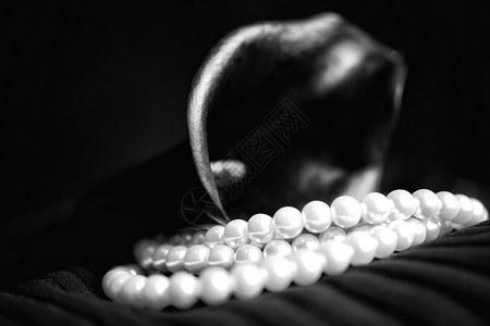 珍珠项链黑色卡拉花特写图片
