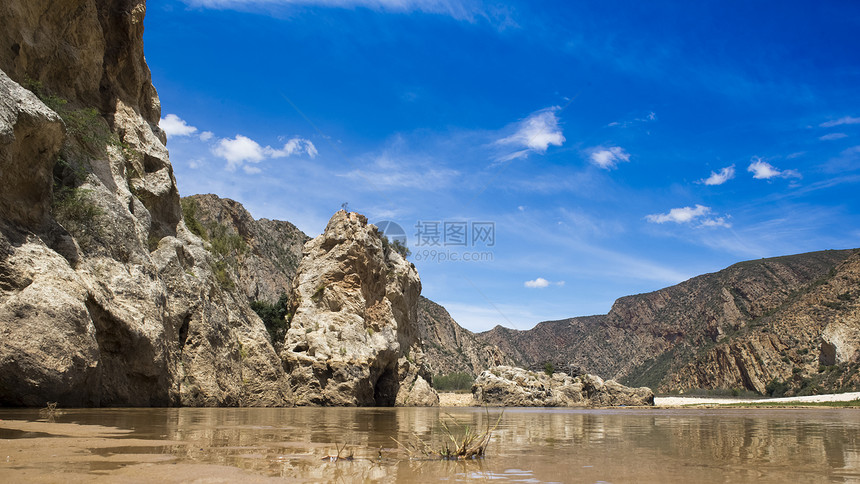 条低角度的河流,流经南非巴维亚斯克劳夫世界遗产遗址地区的死崖图片