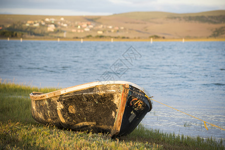 艘旧船的船体位于河岸上图片