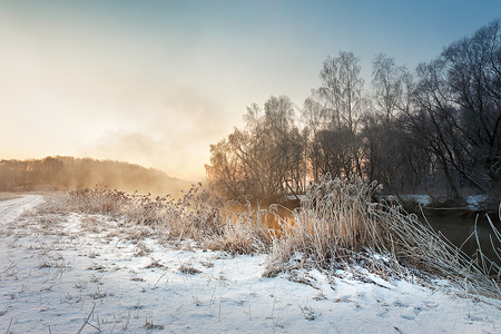 冬天朦胧的早晨河上白俄罗斯的乡村雾霭霜冻的景象背景图片