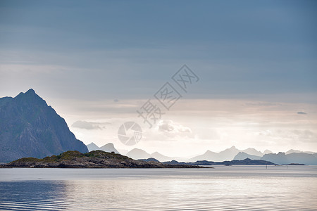 挪威峡湾洛芬岛多云北欧日图片