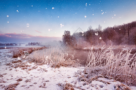 冬天朦胧的黎明河上雪花,降雪阳光明媚的冬天早晨农村雾状霜冻的场景图片