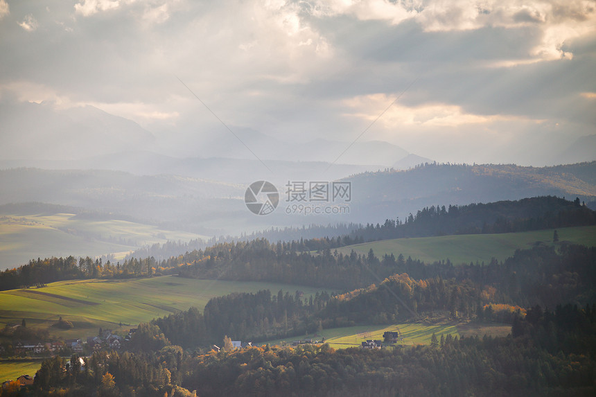 波兰秋山十月的阳光明媚的天,Malopolska山村落波兰图片