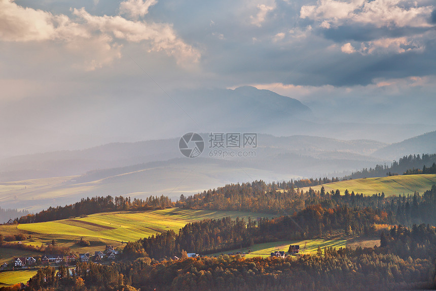 波兰秋山十月的阳光明媚的天,Malopolska山村落波兰图片