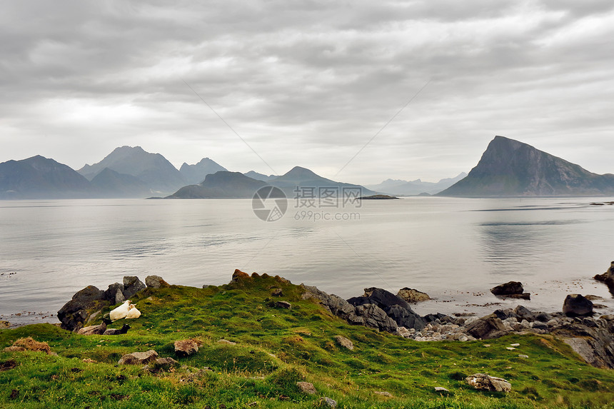 挪威掠夺岛屿雾霾中多云北欧日图片