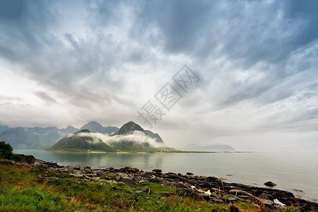 挪威雾云中掠夺岛屿多云北欧日图片