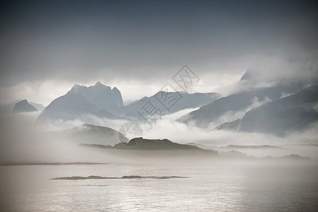 挪威海的海岸笼罩着云雾洛福腾群岛多云北欧日图片