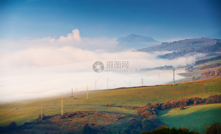 山村里雾蒙蒙的阳光明媚的早晨斯洛伐克塔特拉斯山上的薄雾山山谷镇图片