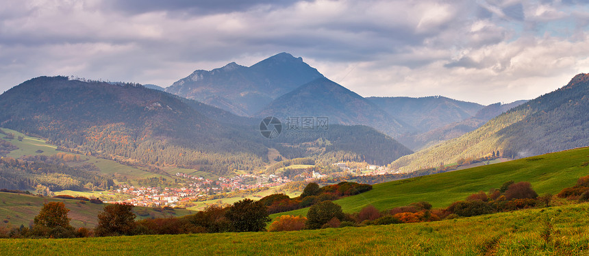 斯洛伐克秋季阳光明媚的早晨全景农村秋天的山景山谷里的村庄图片