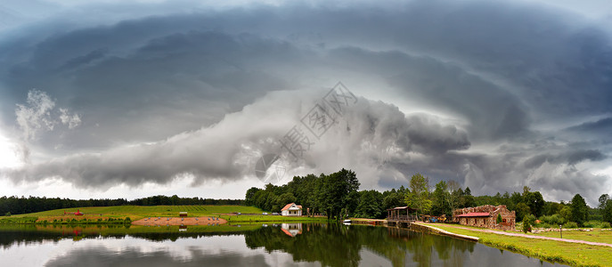 夏季风暴景观戏剧的多云天空白俄罗斯的飓风雨高清图片