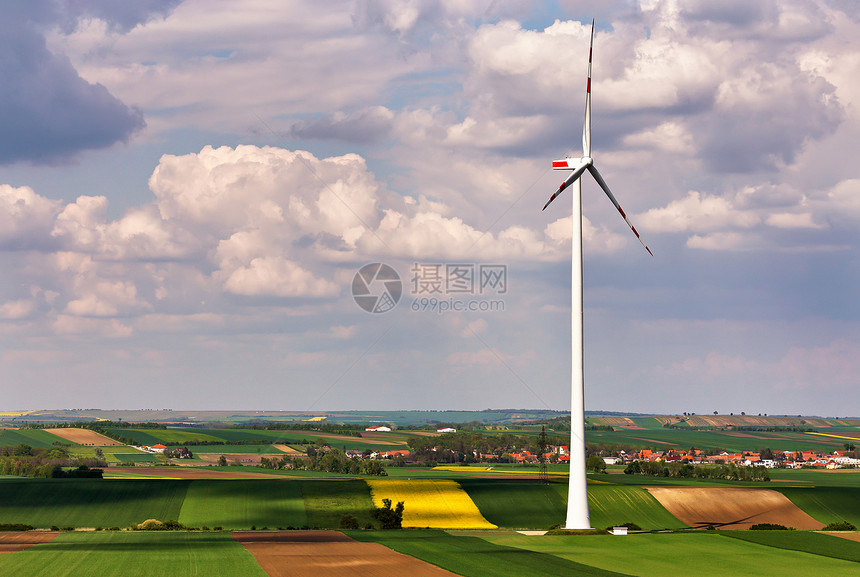 生态动力风力涡轮机发电绿色环境春天阳光明媚的天,绿色的田野上风力发电机奥地利图片